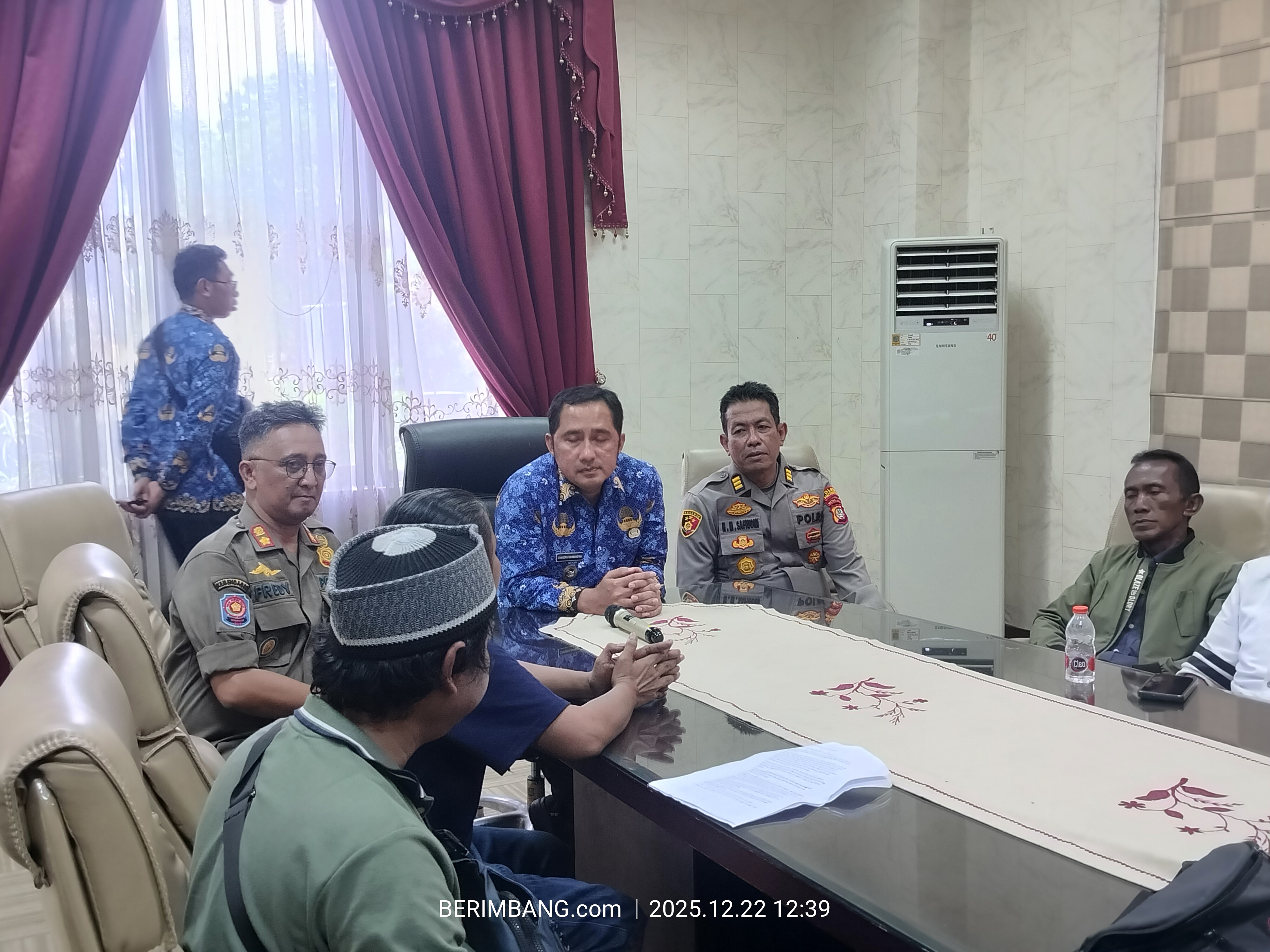 Wawali Depok Temui Pendemo, Janji Evaluasi Satpol PP dan Cari Solusi Kantor RW 15 Kemirimuka