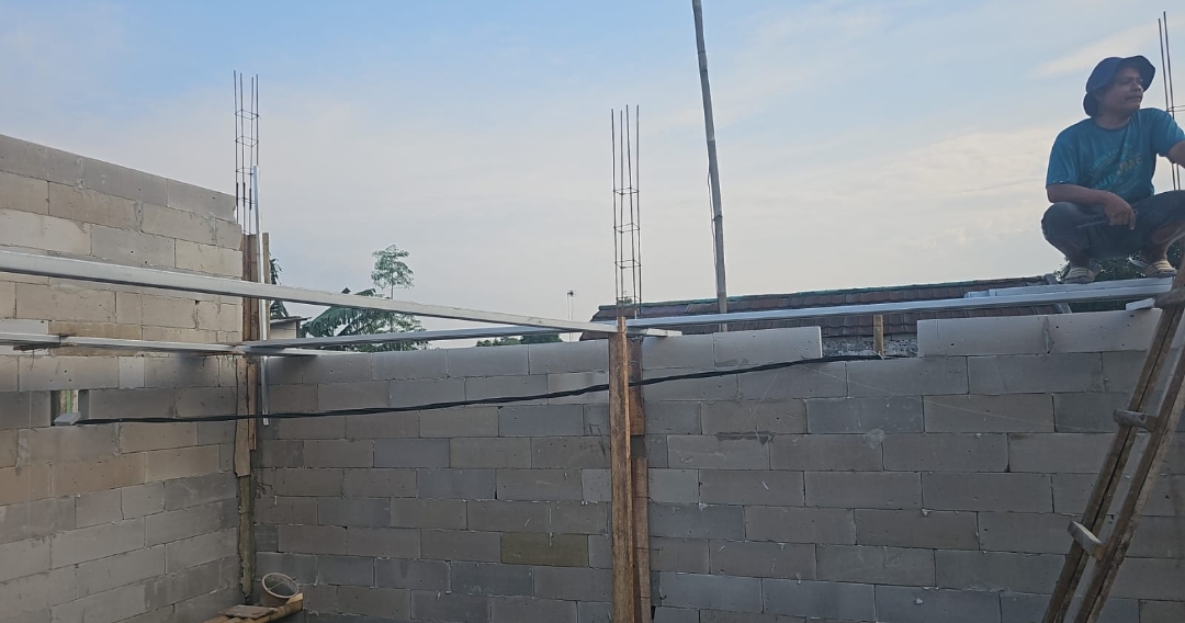 Berbahaya, Kabel Listrik Rendah Melintasi Rumah Warga Ciburuy, Pembangunan Rumah Dua Lantai Terhambat