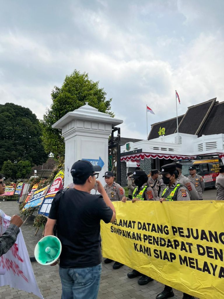 Mahasiswa Unjuk Rasa Di Balai Kota Sukabumi, Desak Sekda Buka Data Insentif Daerah