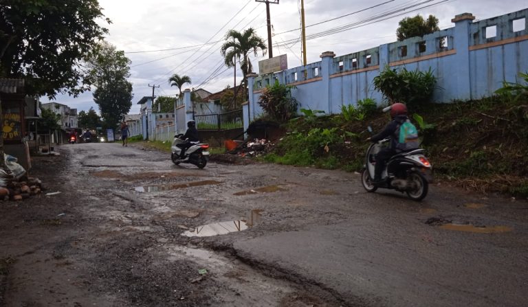 Jalan Kalapanunggal Rusak Parah Bertahun-tahun, Warga Desak Perbaikan Nyata Bukan Tambal Sulam