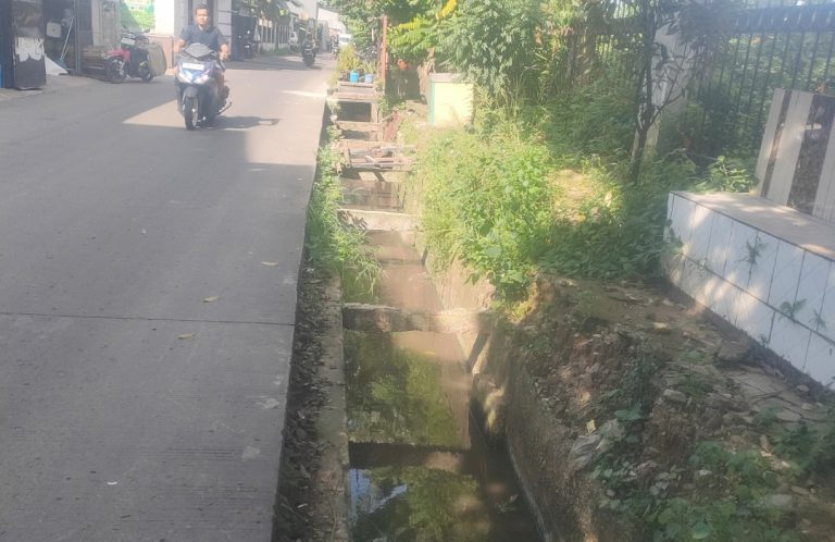 Saluran Air Terbuka di Kemiri Muka Picu Bau Menyengat, Warga Desak Pemkot Depok Segera Bertindak