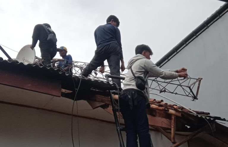 Tiang Provider Roboh Diterjang Angin, Hantam Rumah Warga Ciadeg: Seorang Anak Terluka