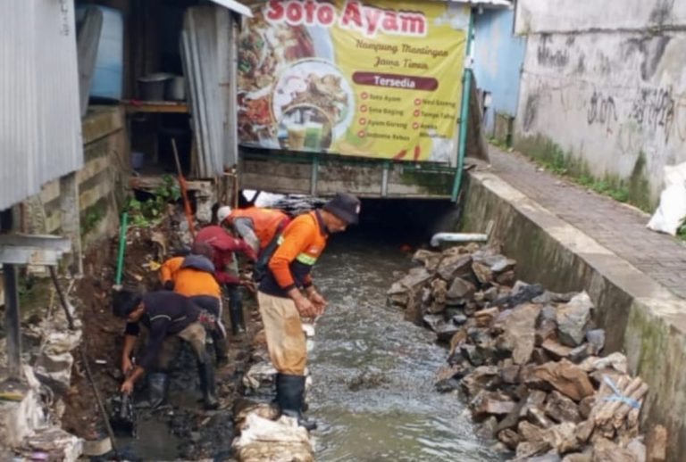 Bangunan Liar di Bantaran Kali Kemirimuka Hambat Proyek Turap, Warga Desak Penertiban Segera